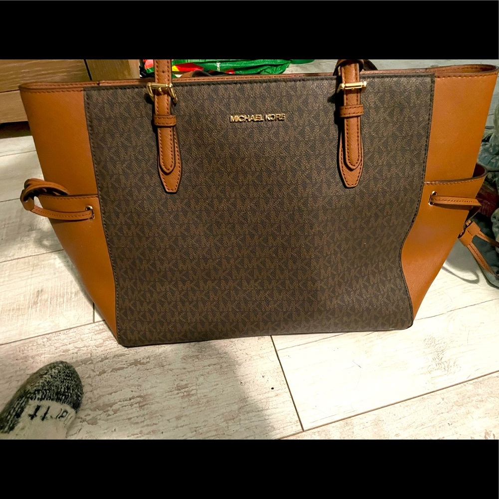 Michael Kors beige pocket book